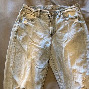 American Eagle size 8 regular women’s mom jeans. Light Blue washed out, ripped.